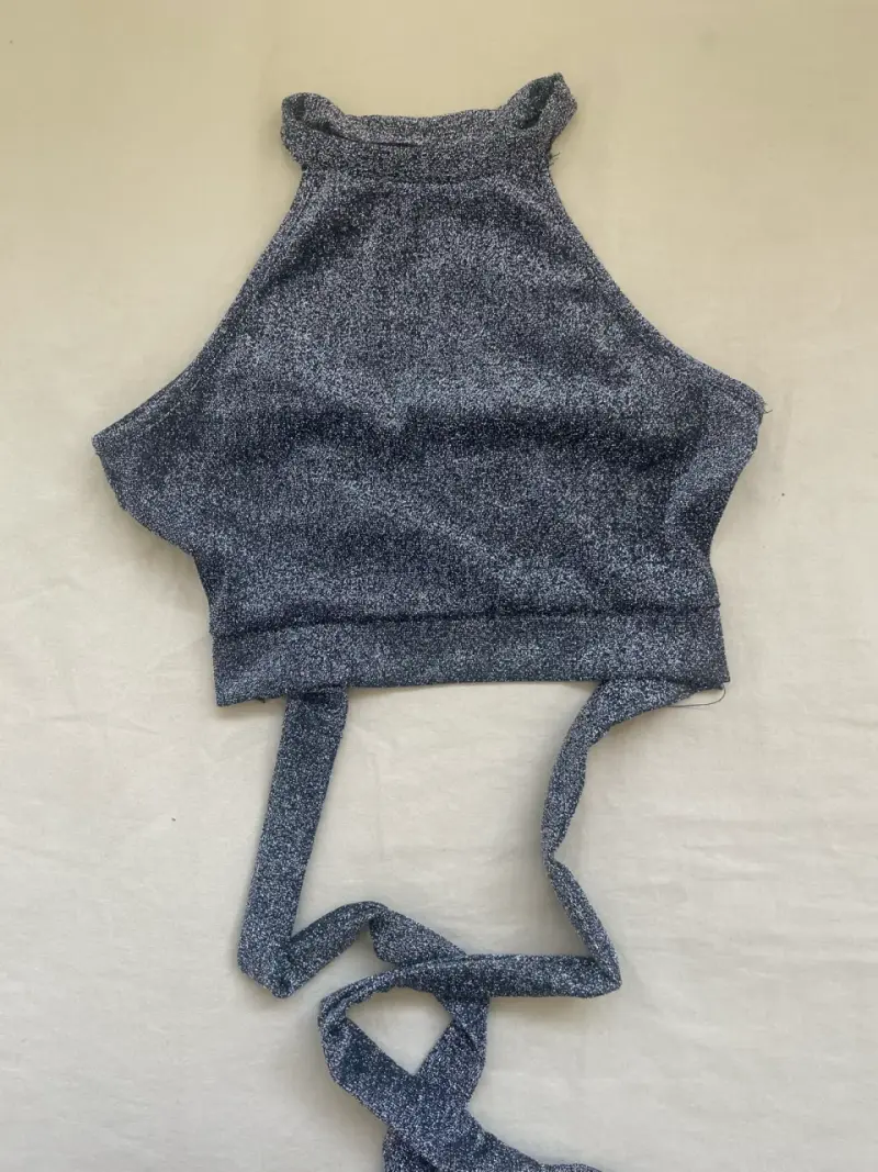 Top halter gris con brillos plateados