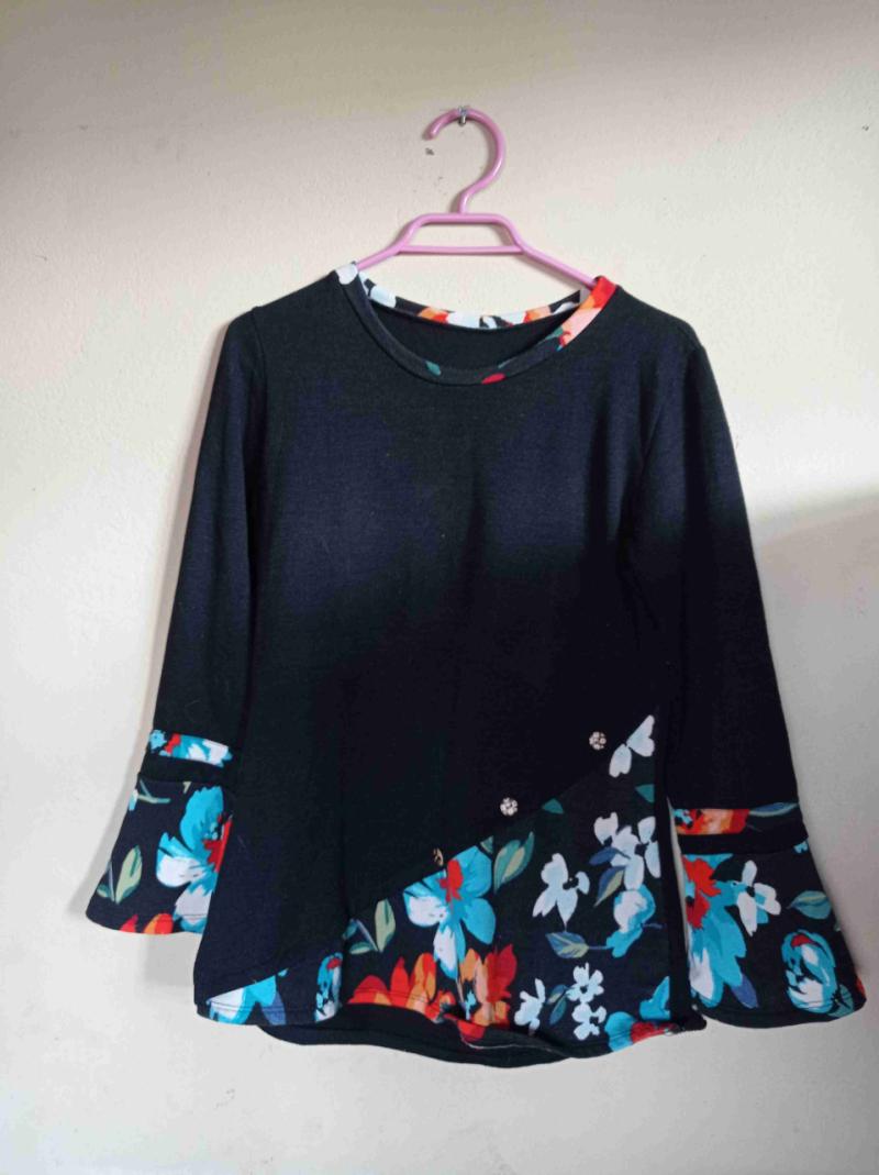 Polera negra con estampado floral