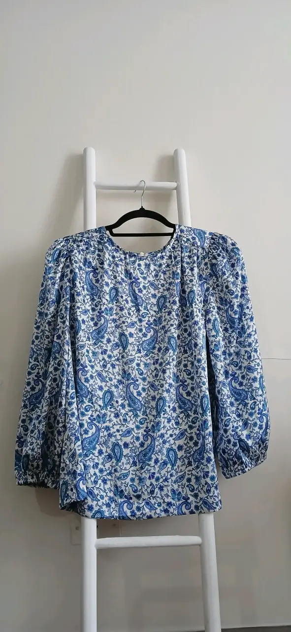 Blusa estampada azul y blanca