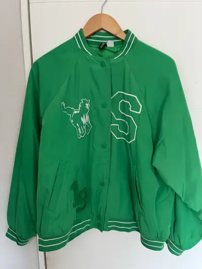 Chaqueta verde estilo universitario - miniatura 1