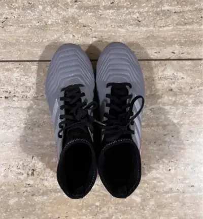 Zapatillas de fútbol grises - miniatura 1