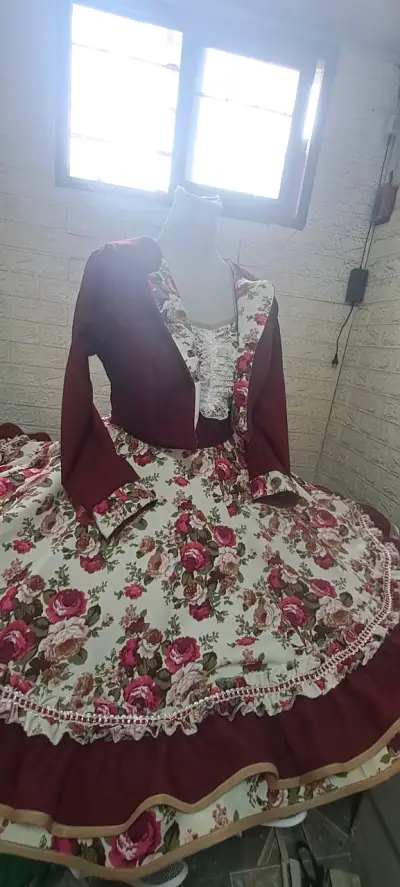 Vestido tradicional floreado - miniatura 1