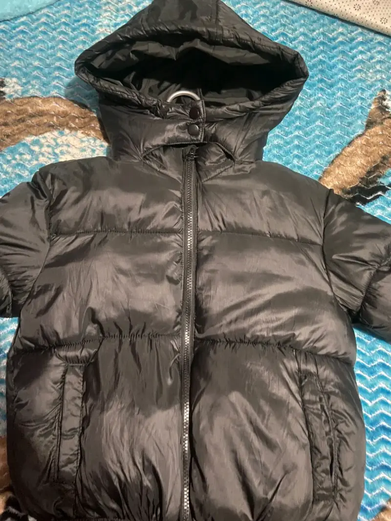 Parka negra acolchada con capucha