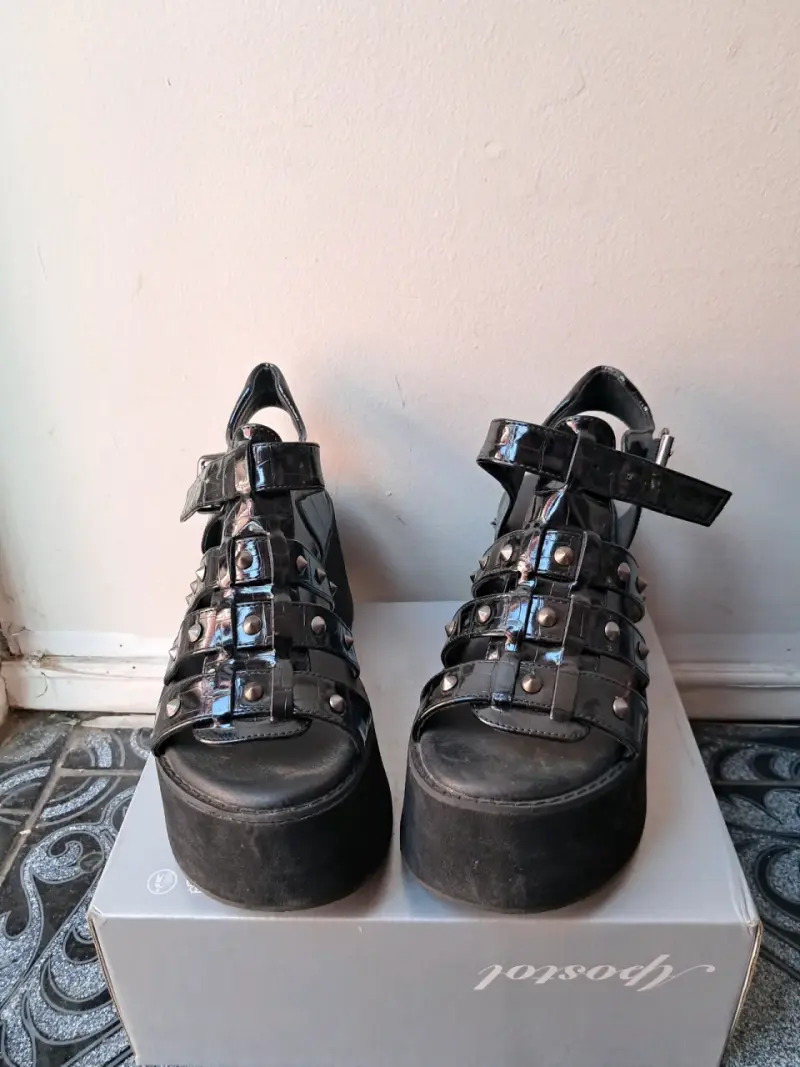 Sandalias negras con plataforma - 1
