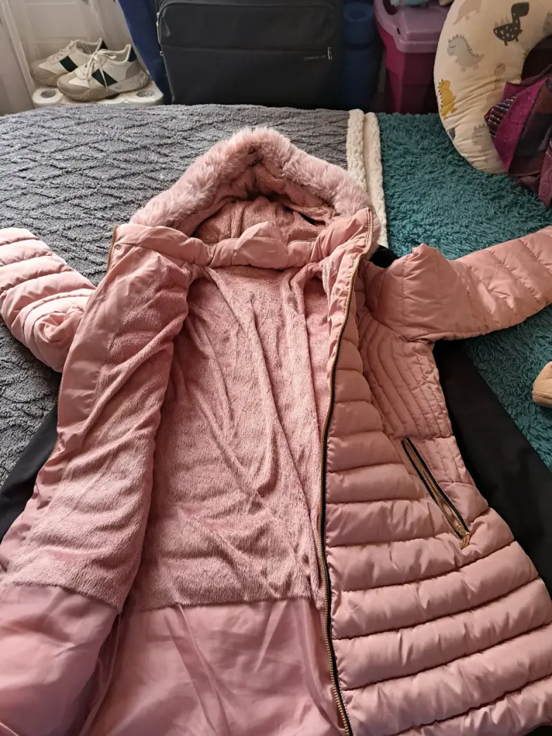 Chaqueta rosada con capucha - 1