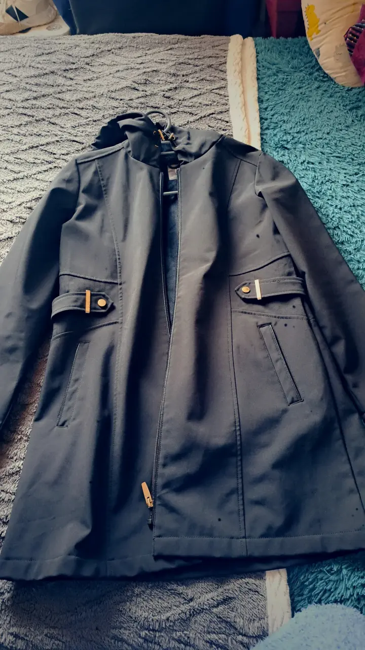 Abrigo negro con capucha