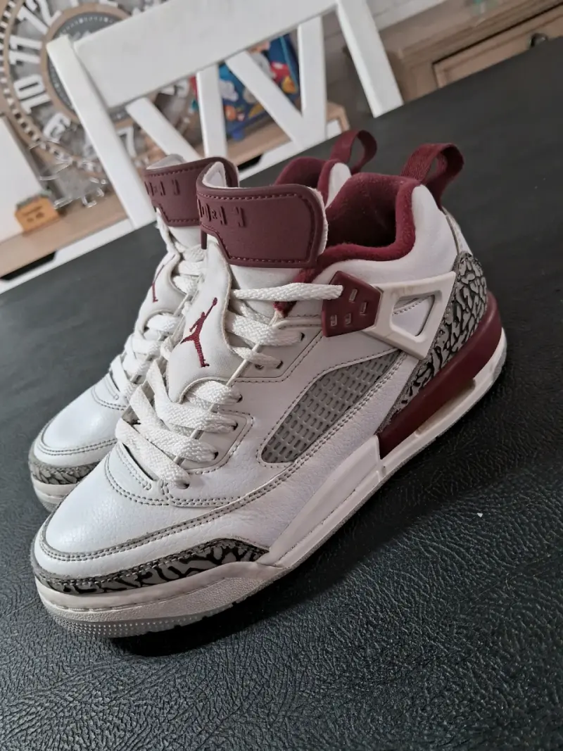 Zapatillas deportivas blancas y burdeo - 1