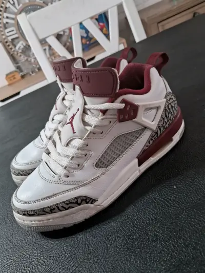 Zapatillas deportivas blancas y burdeo - miniatura 1