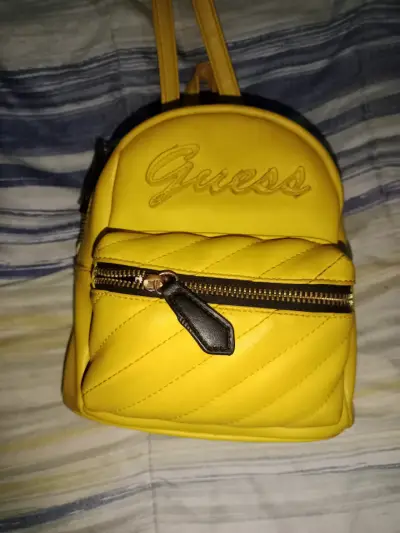 Mochila amarilla Guess - miniatura 1