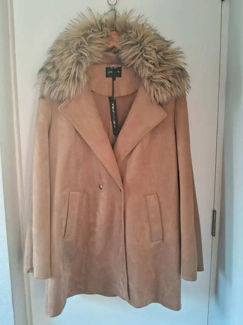 Abrigo beige con cuello de pelaje - 1