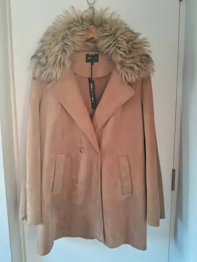 Abrigo beige con cuello de pelaje - miniatura 1