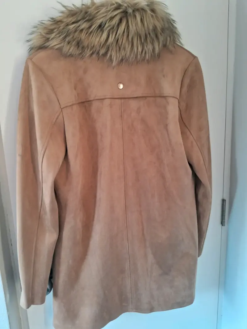 Abrigo beige con cuello de pelaje - 2