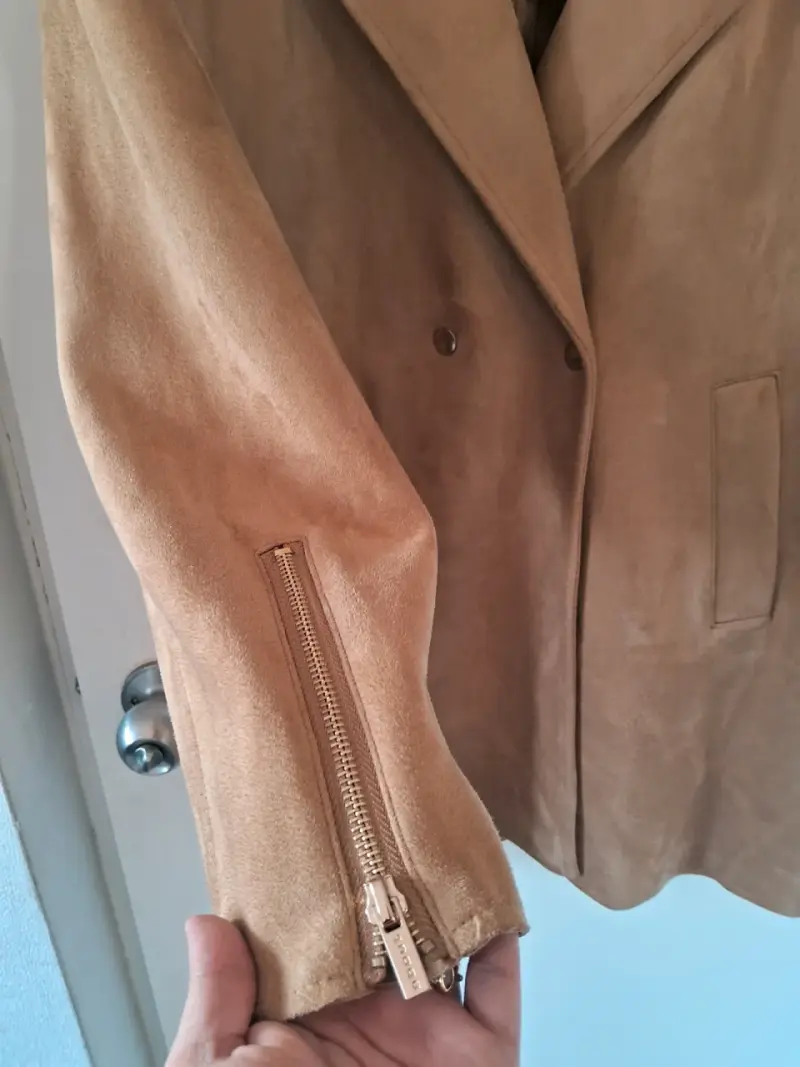 Abrigo beige con cuello de pelaje - 3