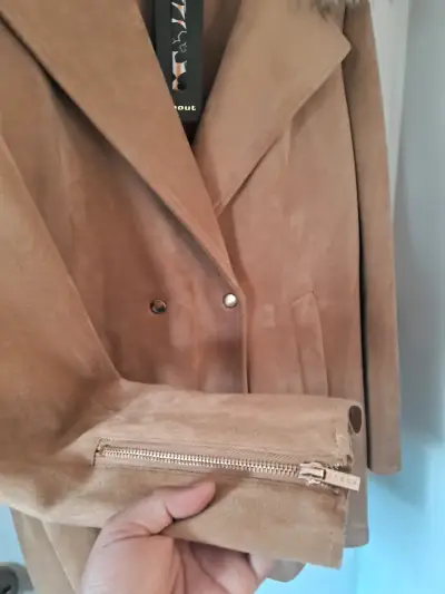 Abrigo beige con cuello de pelaje - miniatura 4