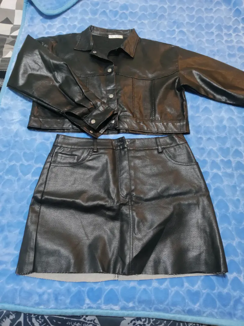 Conjunto chaqueta y falda negra - 1