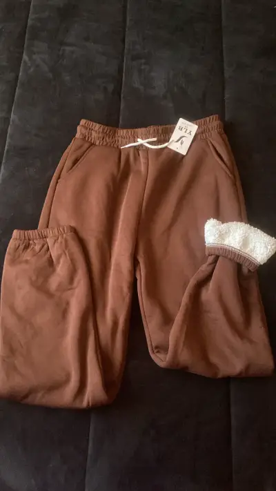 Pantalón deportivo rojo con etiqueta - miniatura 2