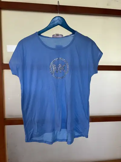 Polera azul con logo brillante - miniatura 1