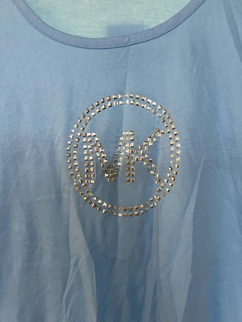 Polera azul con logo brillante - 2