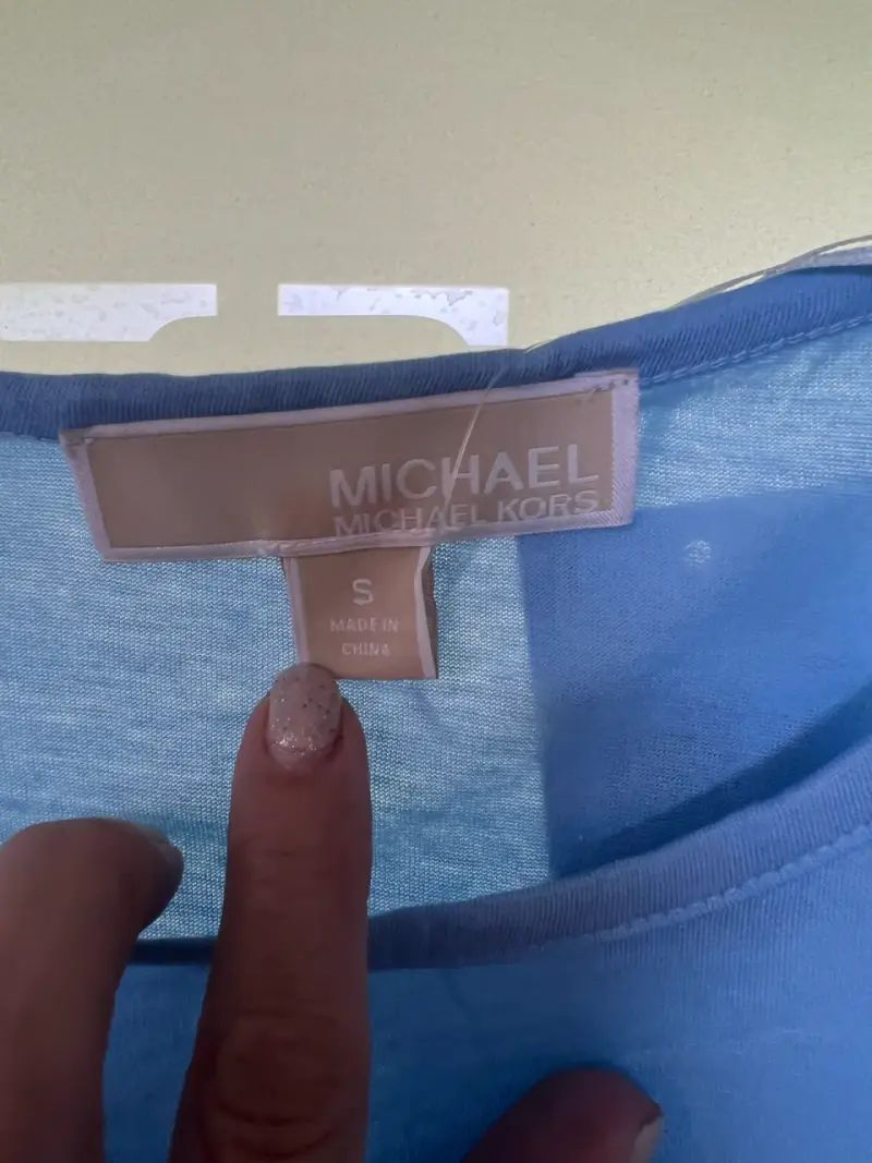 Polera azul con logo brillante - 3