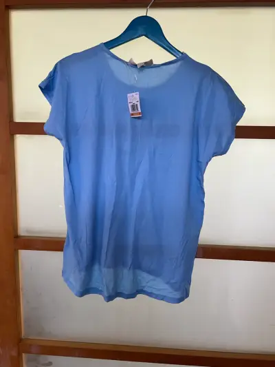 Polera azul con logo brillante - miniatura 4