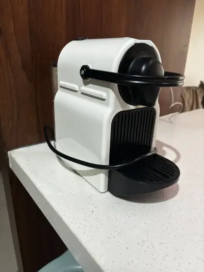 Máquina de café Nespresso blanca - miniatura 1