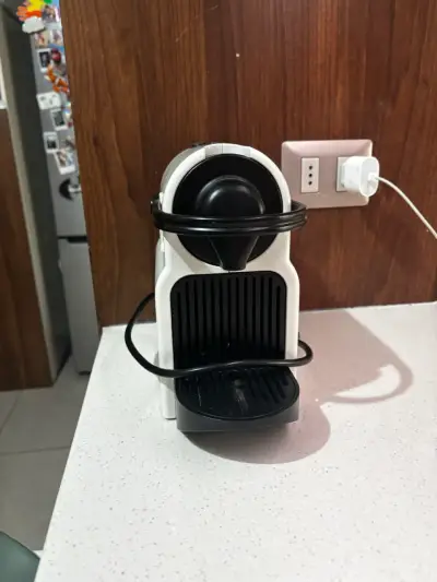 Máquina de café Nespresso blanca - miniatura 2