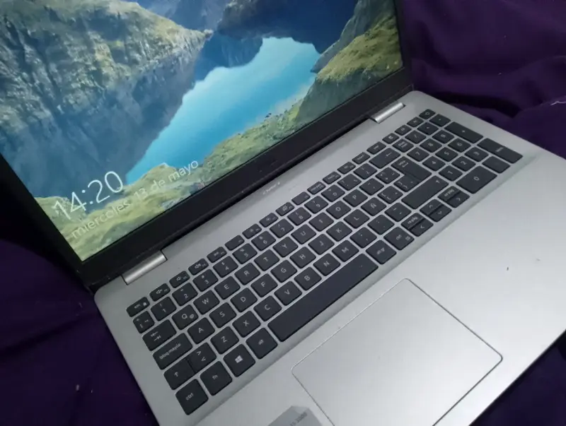 Laptop gris 15 pulgadas - 1