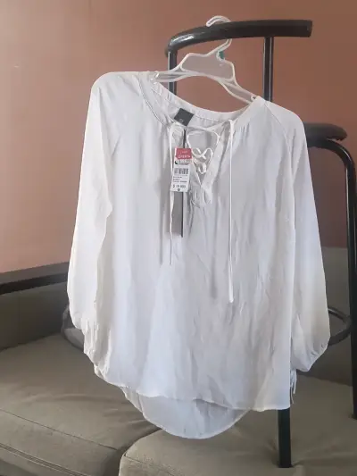 Blusa blanca con cordones nueva - miniatura 1