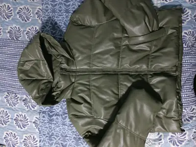 Parka verde con capucha - miniatura 1