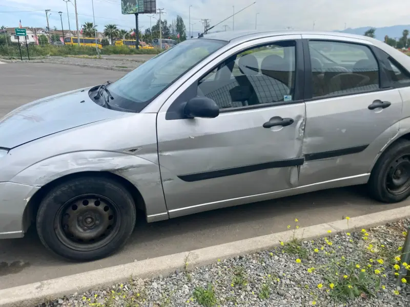Auto sedán plateado con detalles