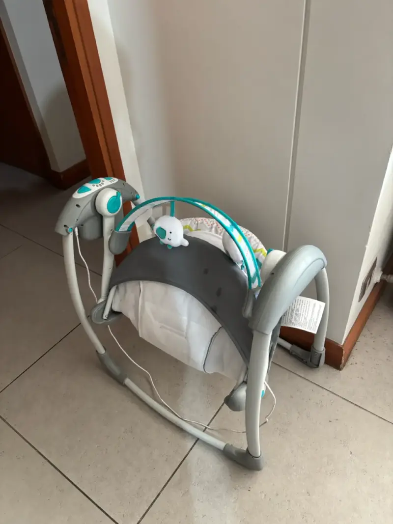 Silla mecedora bebé con juguetes - 2