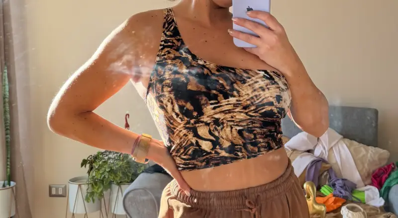 Crop top negro de un solo hombro - 4