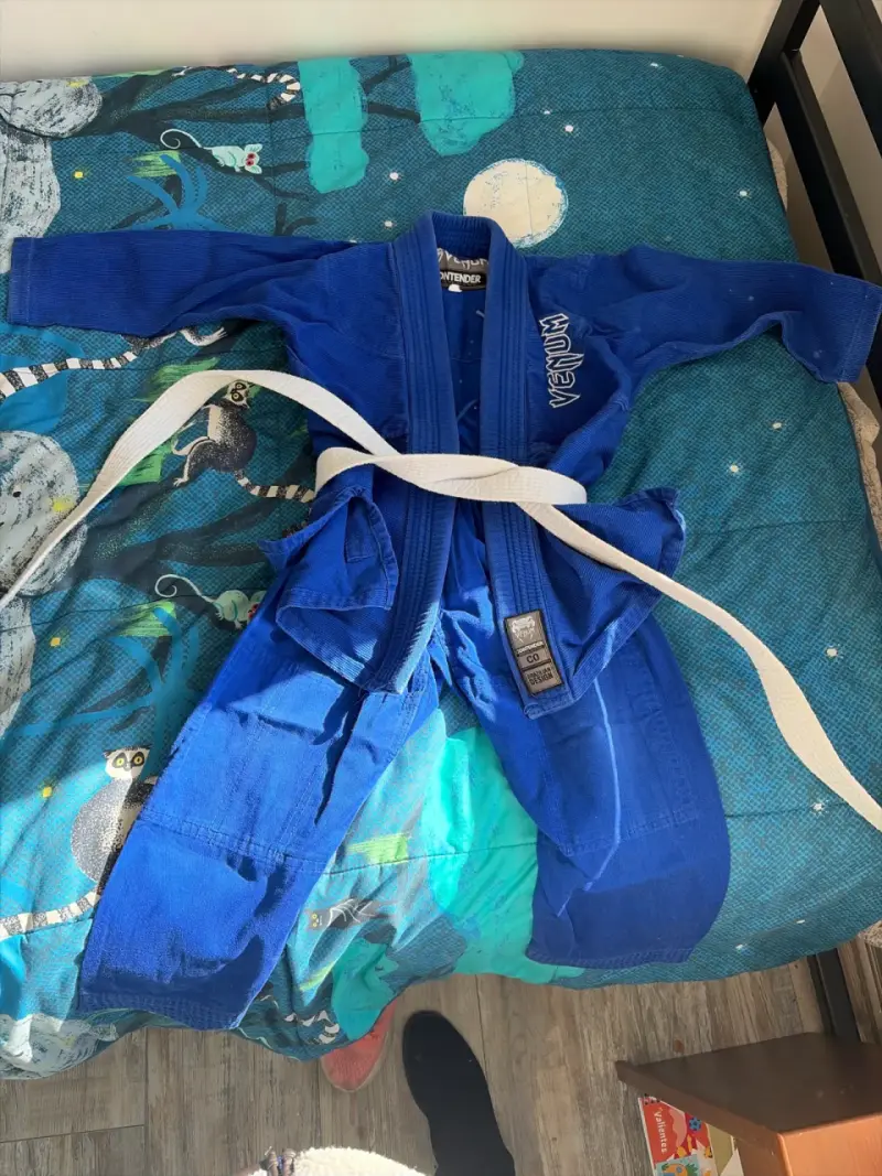 Kimono de Jiu-Jitsu azul con cinturón - 1