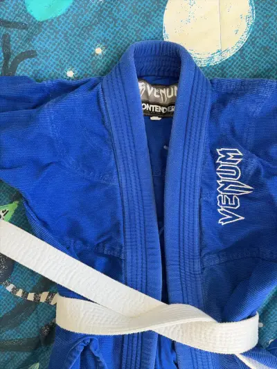 Kimono de Jiu-Jitsu azul con cinturón - miniatura 2