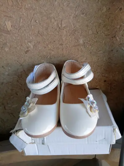 Zapatos blancos para niña con flores - miniatura 1