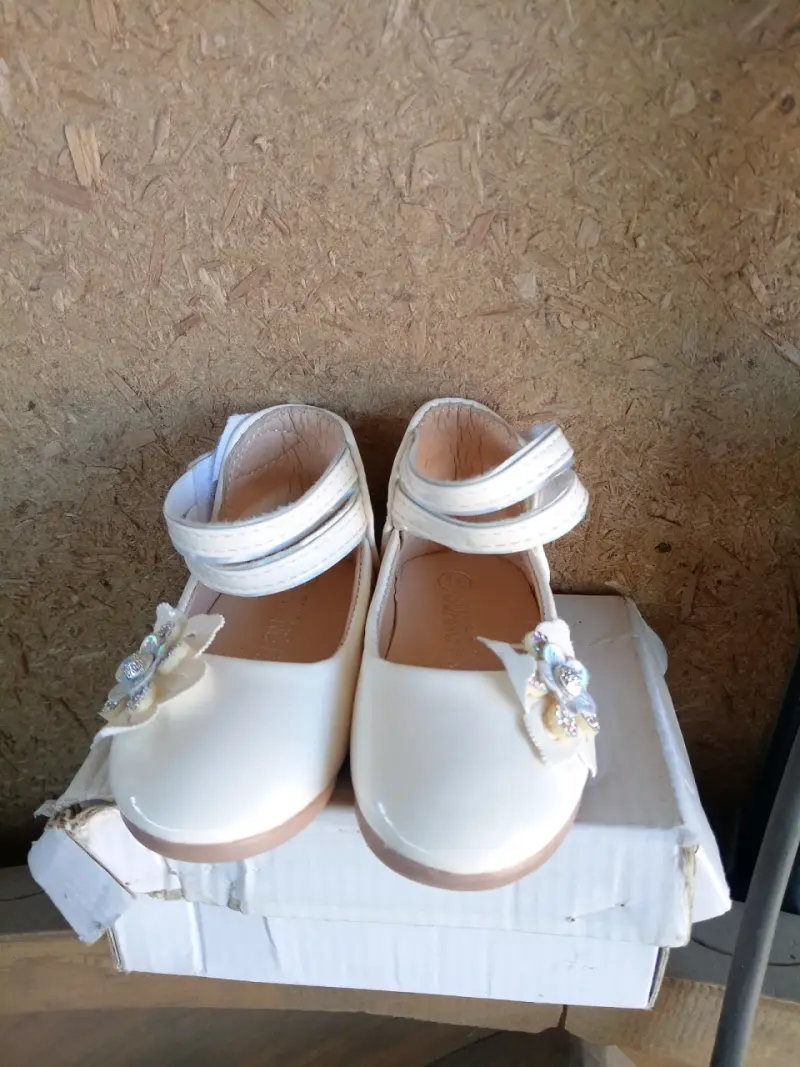 Zapatos blancos para niña con flores - 2