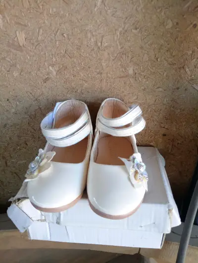 Zapatos blancos para niña con flores - miniatura 2