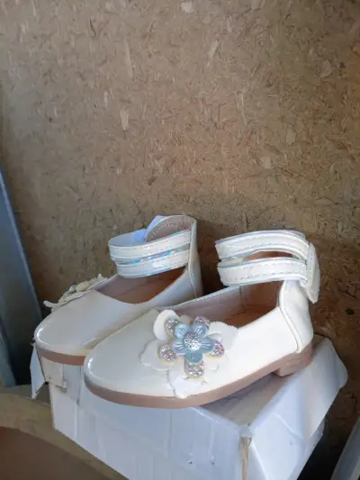 Zapatos blancos para niña con flores - miniatura 3