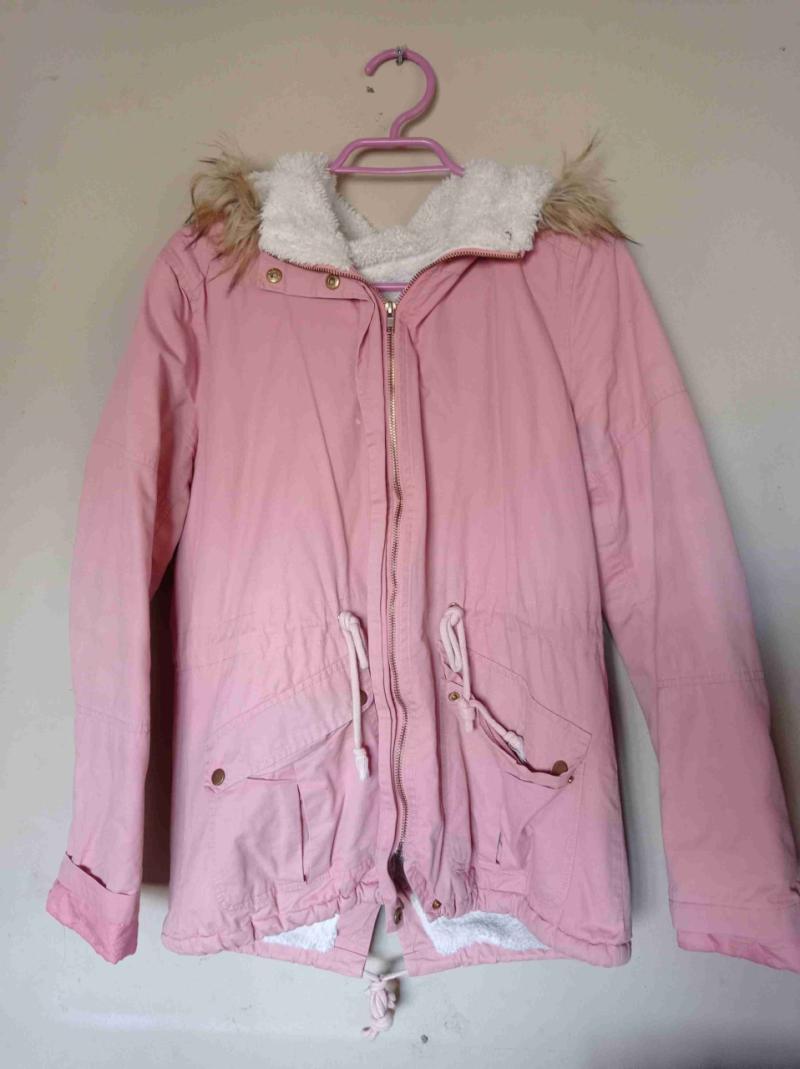 Parka rosada con capucha de peluche - 1