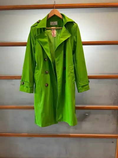 Trench eco cuero  verde con cinturón - miniatura 3