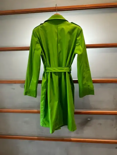 Trench eco cuero  verde con cinturón - miniatura 4