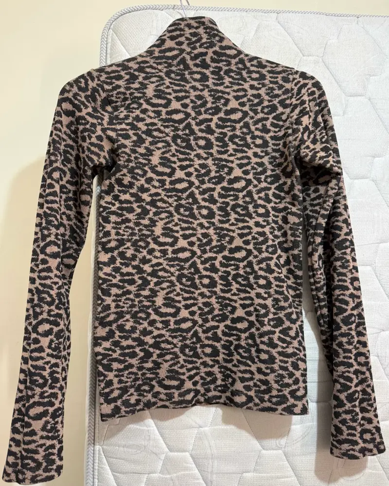Suéter cuello alto leopardo - 2