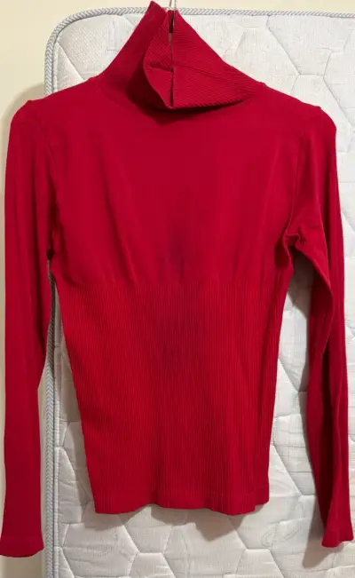 Polera roja de cuello alto - miniatura 1
