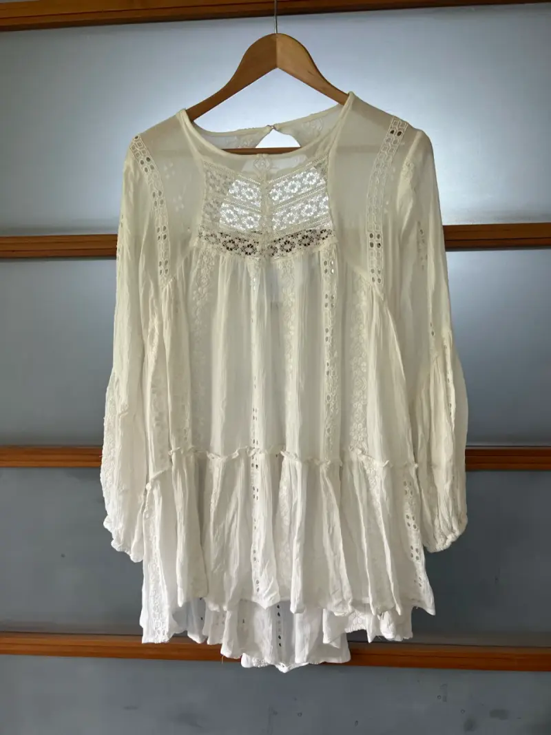 Blusa blanca con encaje Free People - 1