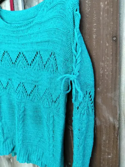 Suéter verde con diseño calado - miniatura 2