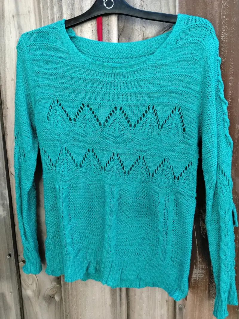 Suéter verde con diseño calado - 3