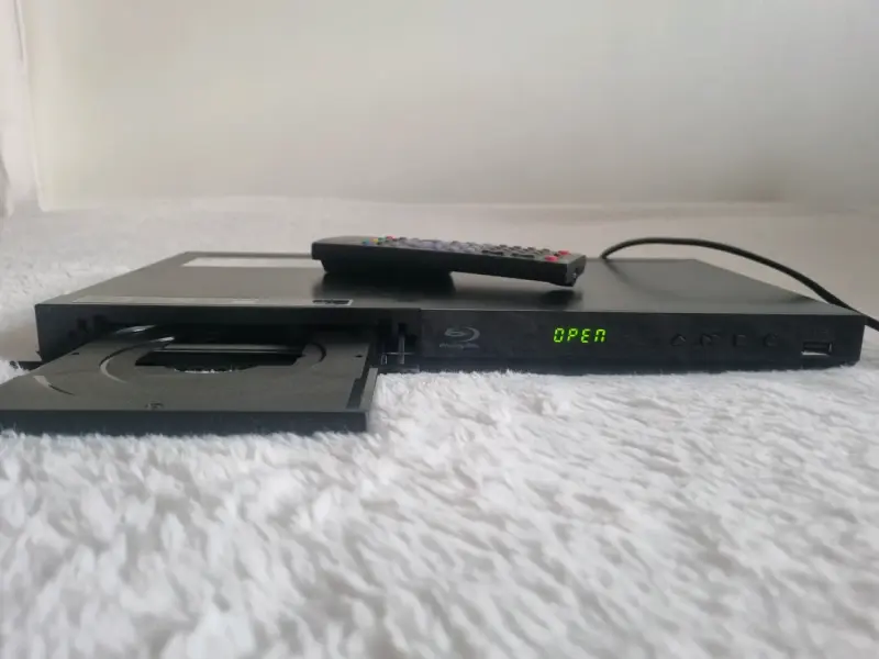 Reproductor Blu-ray con control remoto - 1