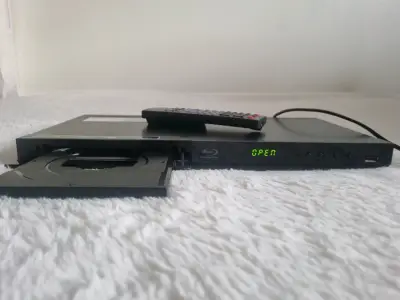 Reproductor Blu-ray con control remoto - miniatura 1