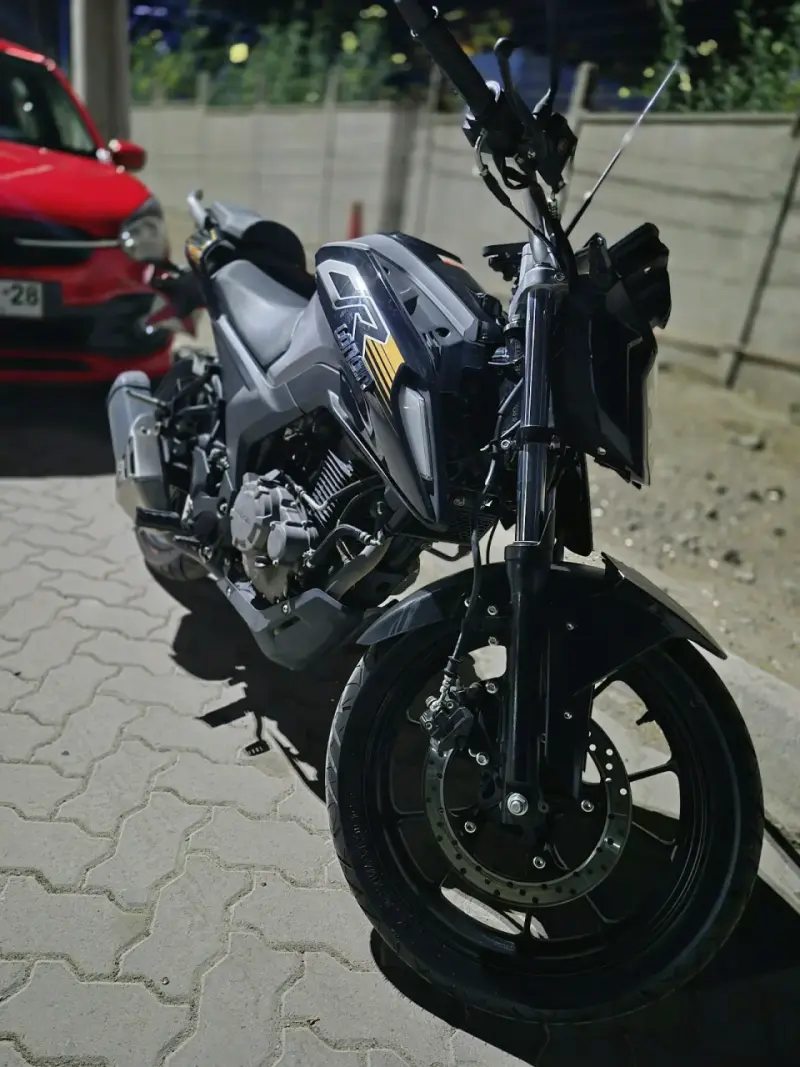 Moto deportiva negra 250 loncin 4v - 1