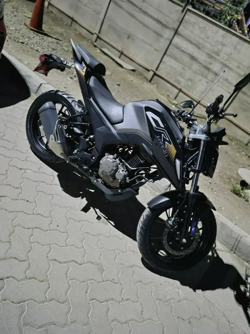 Moto deportiva negra 250 loncin 4v - 4